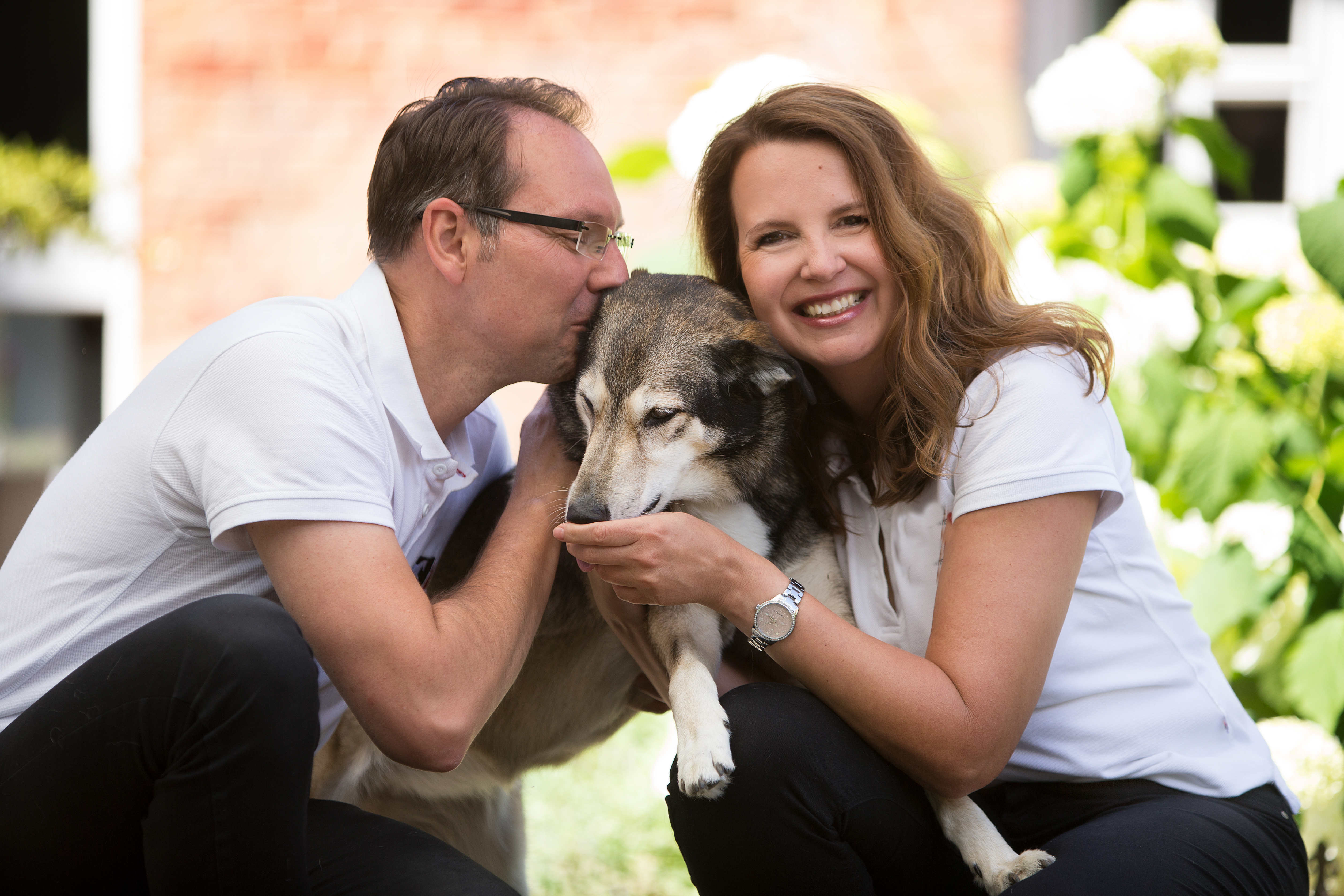 HaustierDocs Gründerpaar mit Hund