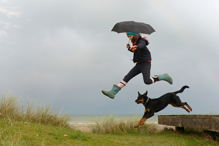 Frau_mit_Hund_am_Strand