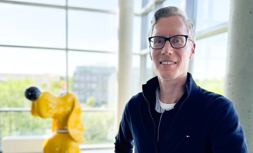 Heiner Engellandt neben dem gelben FUTTERHAUS Hund